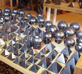 Kugel Eier Pyramiden